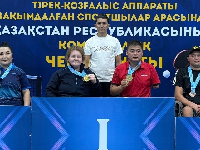 Спортшылар, үстел теннисі